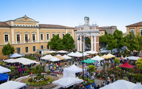 Bloemen braderie in Santarcangelo di Romagna